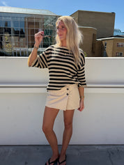 Beige Esther nederdel med shorts under og to knapper foran