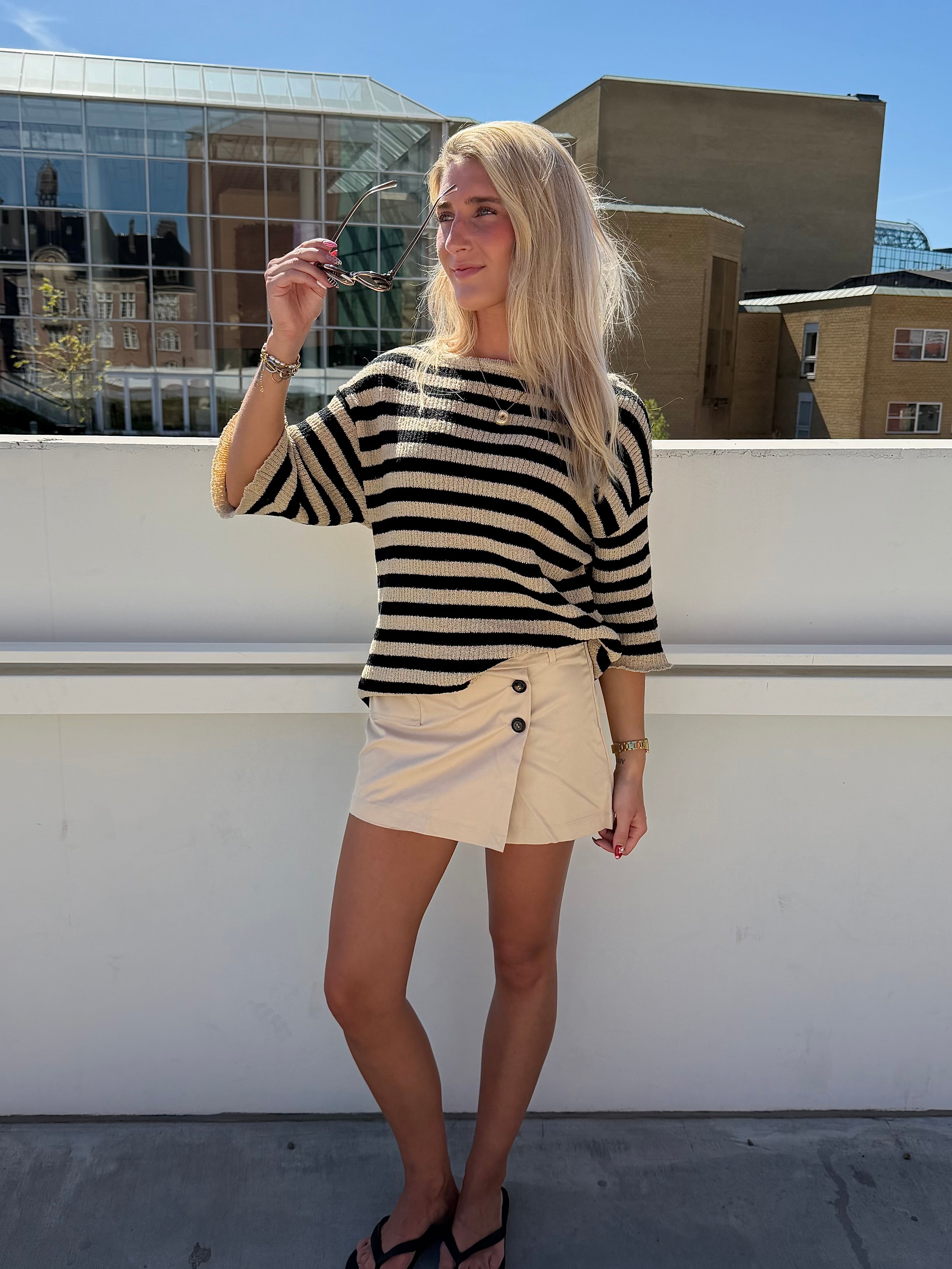 Beige Esther nederdel med shorts under og to knapper foran