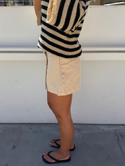 Beige Esther nederdel med shorts under og to knapper foran