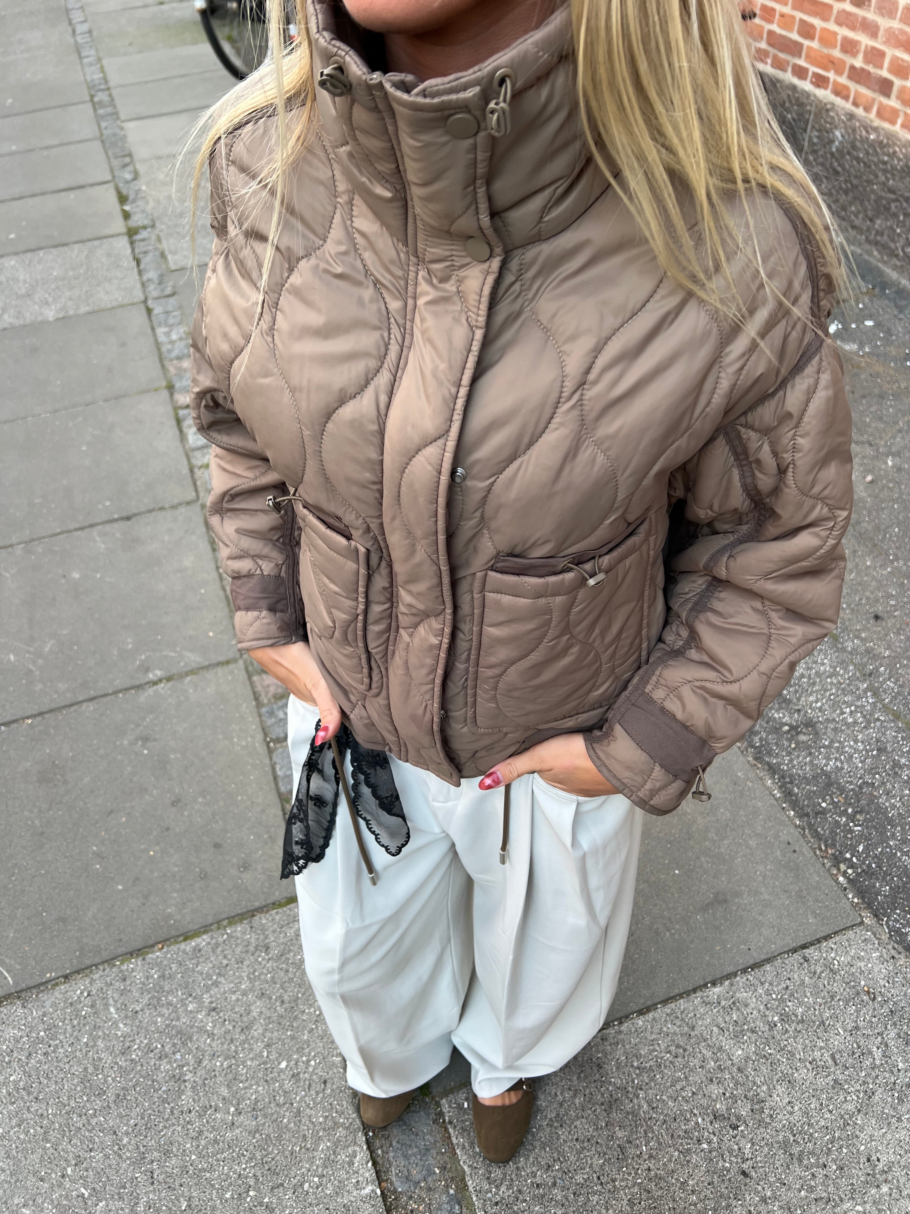 AGNES JAKKE - BRUN