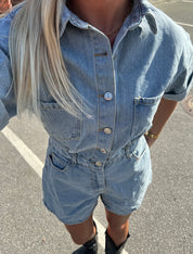 AMANDA JUMPSUIT - DENIMBLÅ